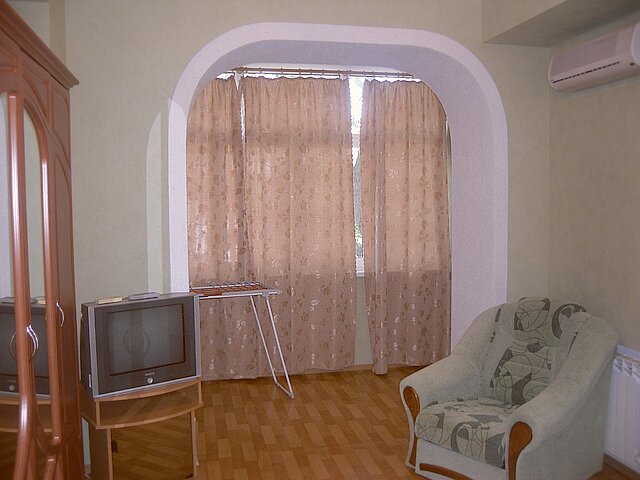 Двухкомнатная квартира в Феодосии двухэтажного дома по ул. Советская