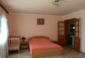 Гостиница-Эллинг в Феодосии на Черноморской набережной розовая с комнаткой туалетной и душевой