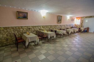 Гостиница в Феодосии со своим пляжем -эллинг на Черноморской набережной розовая столовая