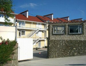 Гостиница Катран в Орджоникидзе без комиссионных сборов встречаем на 8 местном мини вене +79250216530 +79788536766 Хозяйка