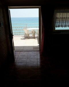 Орджоникидзе снять двухкомнатная квартира -номер люкс люкс с видом на море личным пляжем на 4 человека звоните +7 (978)-853-67-66