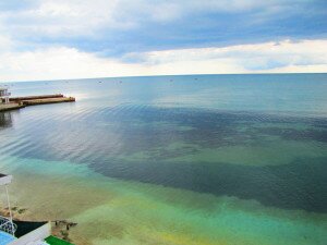 В Крыму в городе Феодосия приглашает  Гостевой эллинг на Черноморскую  набережную с участком личного  пляжа  и  люксы  на 2-4 отдыхающих.