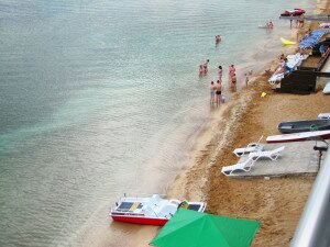 В Крыму в городе Феодосия приглашает  Гостевой эллинг на Черноморскую  набережную с участком личного  пляжа  и  люксы  на 2-4 отдыхающих.