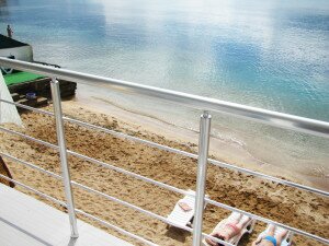 В Крыму в городе Феодосия приглашает  Гостевой эллинг на Черноморскую  набережную с участком личного  пляжа  и  люксы  на 2 человека.