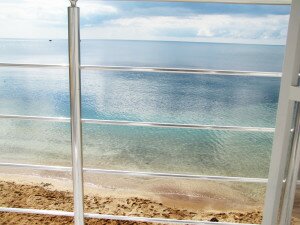 В Крыму в городе Феодосия приглашает  Гостевой эллинг на Черноморскую  набережную с участком личного  пляжа  и  люксы  на 2 человека.